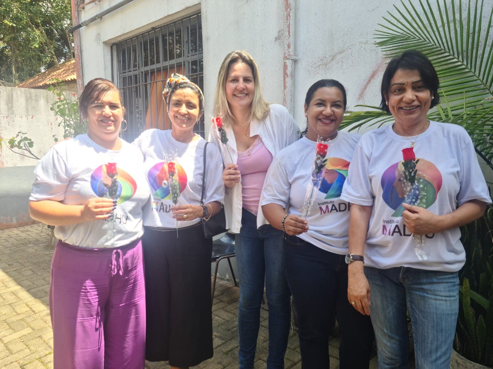 Mulheres do Instituto Madhu reunidas durante uma ação