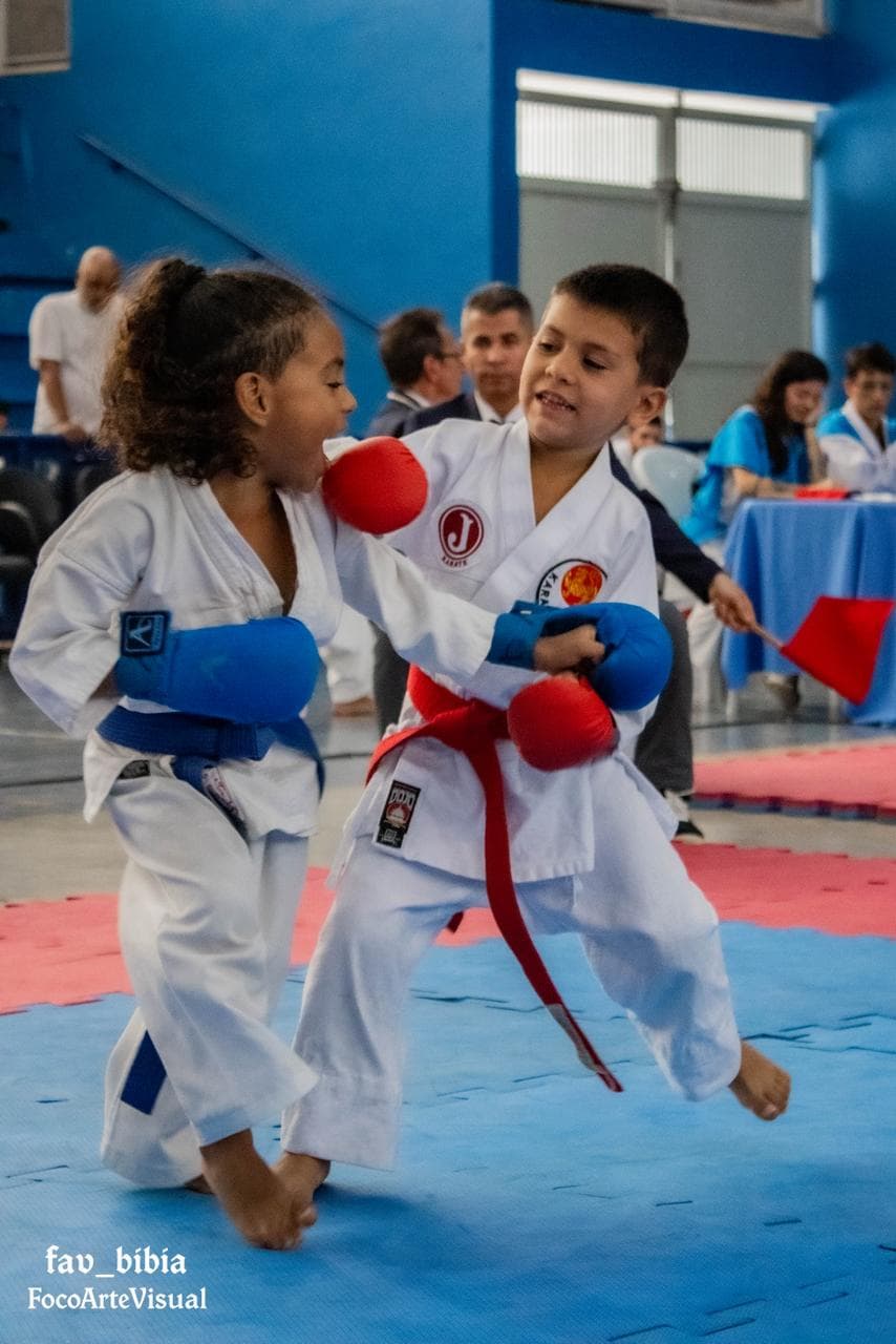 Criança participante das atividades de karatê do Instituto Madhu