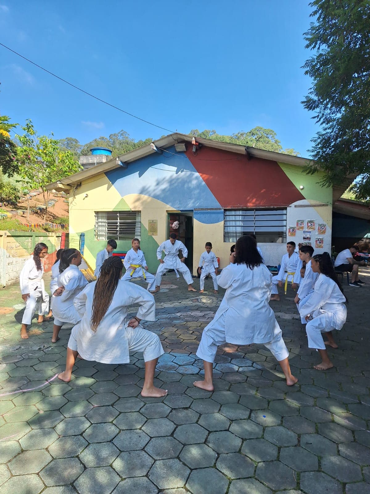 Crianças e participantes das atividades de karatê do Instituto Madhu — registro 9